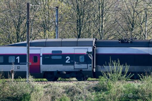高速鉄道TGVの列車とトラックが衝突、列車運転手死亡 仏北部 写真10枚