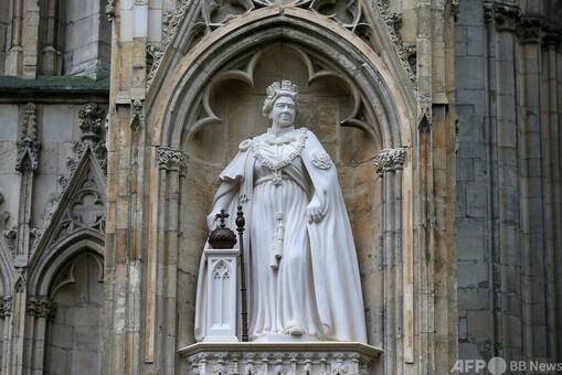 ヨーク大聖堂でエリザベス女王の像 チャールズ英国王が除幕 写真17枚