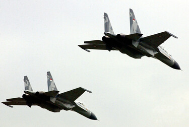 インドネシア空軍、領空侵犯の豪軽飛行機を強制着陸 写真1枚