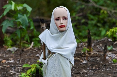 【今日の1枚】マネキン人形が田畑を守る