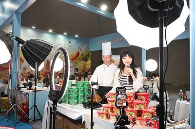 中国 ライブコマースの食品安全規制を強化 新規定を近く施行へ