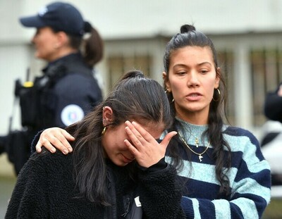 女性教師が生徒に刺され死亡 フランス
