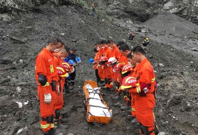 中国土砂崩れ、捜索活動中断 二次災害の恐れ