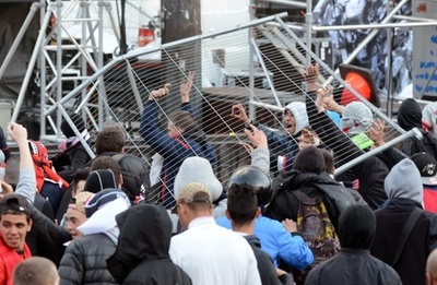 パリ・サンジェルマンの優勝祝賀パレードで暴動