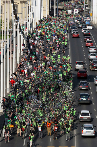 自転車で埋め尽くされる道路、ハンガリーで環境デモ