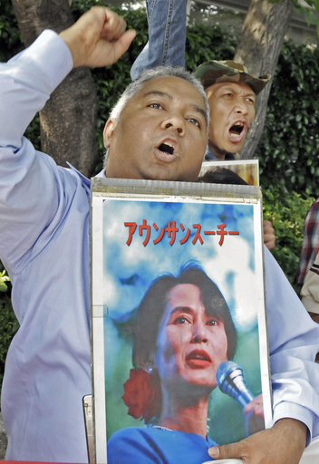 スー・チーさん、裁判で軟禁条件違反を否認