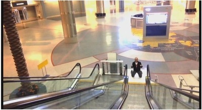 無人の空港で一晩を過ごした男性のミュージックビデオが大ヒット