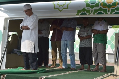 敬虔なイスラム教徒の味方！「出張モスク」登場 インドネシア 