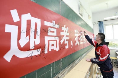 河北省の高校3年クラスが授業再開、大学入試への決意も 中国