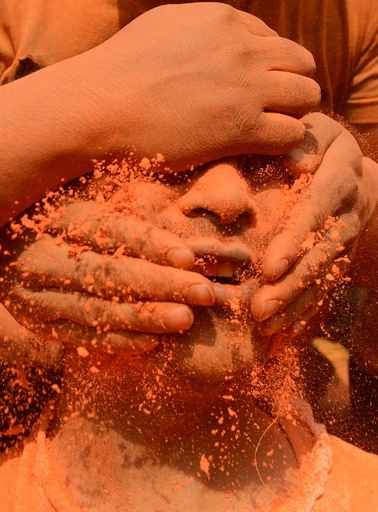 朱に染まる新年祝賀祭、ネパールの首都近郊