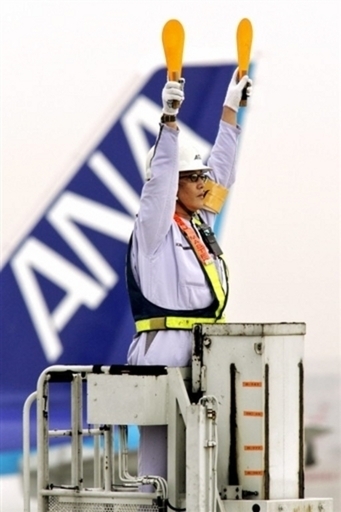 全日空機、前輪下りずに胴体着陸、けが人なし - 高知