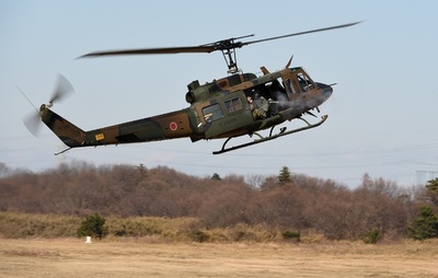 陸自第1空挺団が降下訓練始め、中谷防衛相も視察