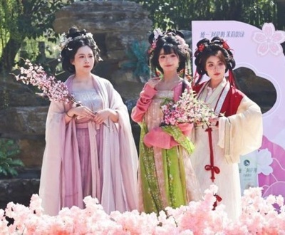湖北襄陽、艶やかな伝統衣装で「花朝節（花まつり）」を祝う・中国