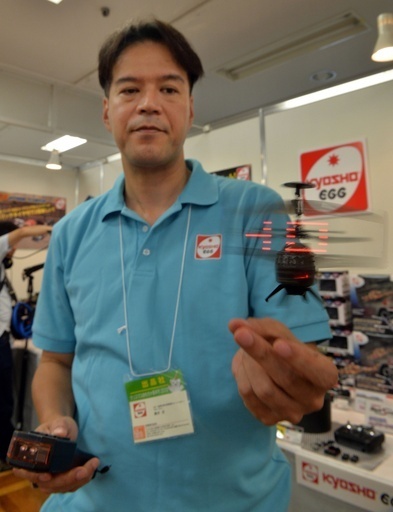 ヘリコプター式電光掲示板？「ネオンメッセンジャー」