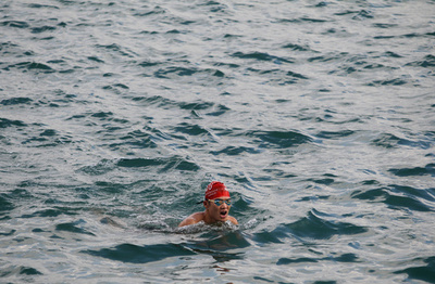 香港伝統の遠泳大会、1700人が荒波に挑戦