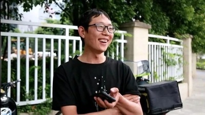 中国杭州 人助けで橋から飛び降りた配達員 個人と企業の賞金を断る