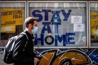 コロナとの闘い、ソファが前線だった… 独政府のステイホーム推進動画が話題