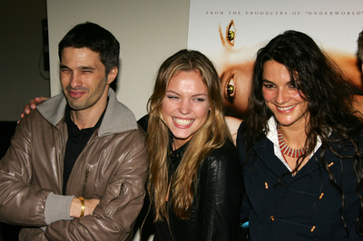 新作映画「Blood and Chocolate」 上映会に出演者らが登場 - 米国