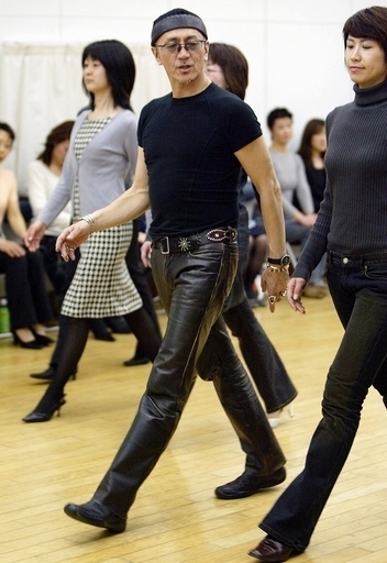 人はなぜ歩くときに腕を振るのか？米の科学者らが検証