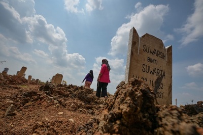 インドネシア、コロナ死者10万人超す