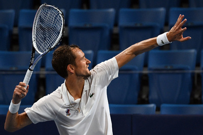 準々決勝敗退のメドベージェフ、試合後にラケットを破壊しスタンドへ投げる