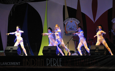 「光の真珠」点灯式、まばゆいパフォーマンスも アビジャン