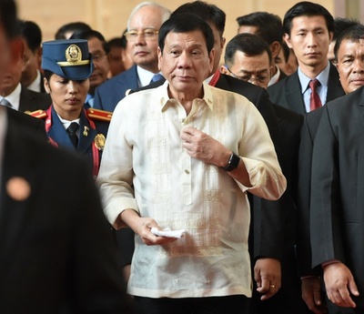 オバマ氏、比大統領に忠告 犯罪との戦いは「正しい方法で」