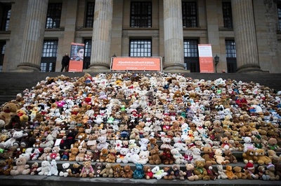 テディベア740匹、シリア内戦で家なくした子ども74万人を象徴 ドイツ