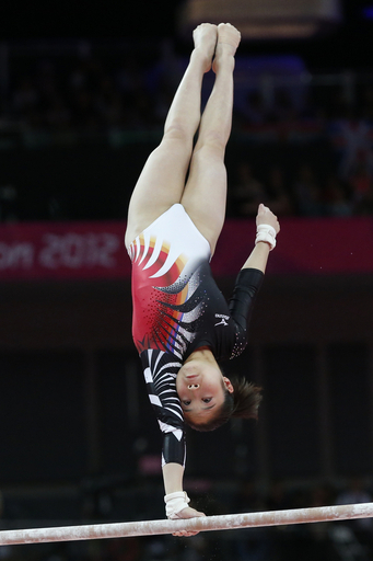 ムスタフィナが女子種目別段違い平行棒で金メダル、鶴見は7位