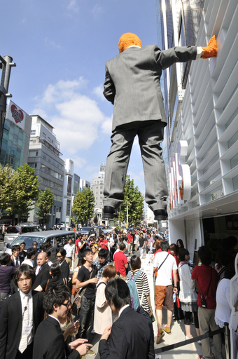 空中から「いらっしゃい」、眼鏡店リニューアル記念のパフォーマンス