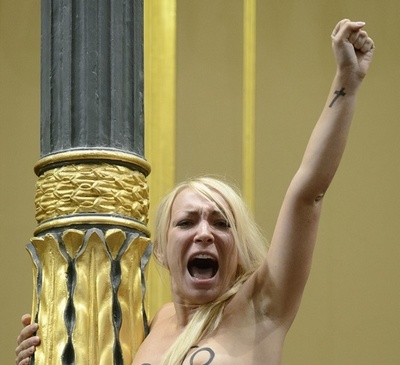 FEMEN、中絶の権利訴えスペインの国会議事堂内で抗議