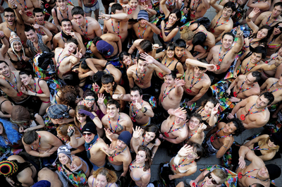 買い物客が下着姿で行列、「無料の服」目当て スペイン