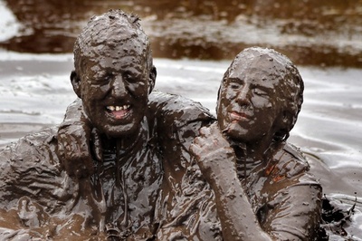 泥まみれで駆け抜ける障害物競走「マッド・マッドネス」、英