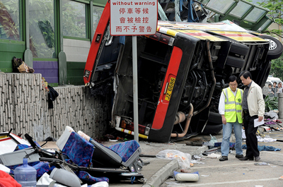 香港でバス横転、18人死亡44人負傷