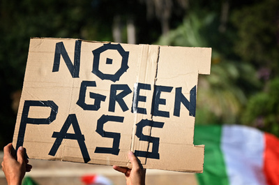 ナチス収容所思わせる服で反ワクチンパスポートデモ 伊