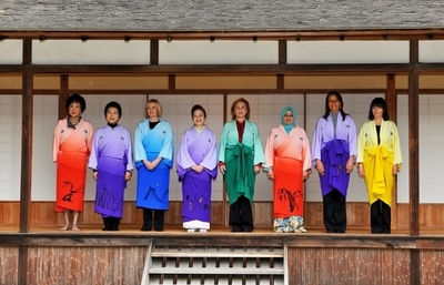 APEC首脳夫人、ヒロココシノの着物風ドレスでにっこり