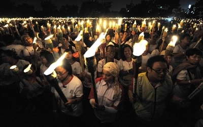 インドネシア、大勢の「たいまつ行進」で世界記録達成