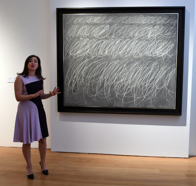 黒板の落書き？トゥオンブリー作品に約87億円、史上最高額