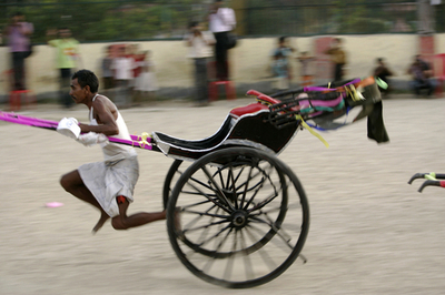 コルカタの街を100台の人力車が疾走、インド