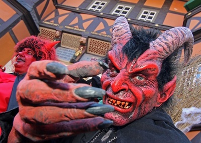 「ワルプルギスの夜」が来た！ 魔女や悪魔に変装し楽しむ人々 ドイツ