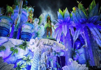 2日目迎えたパレード、ブラジル・リオのカーニバル