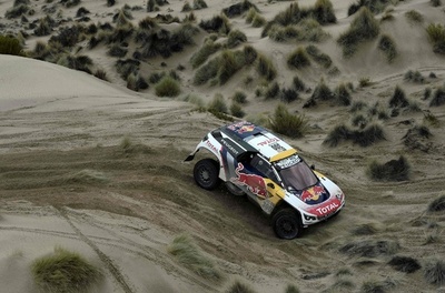 負傷者に付き添ったペテランセルが総合首位に、ダカールラリー