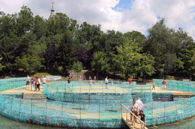 ペットボトル15万7000本！橋でごみ問題啓発 ルーマニア