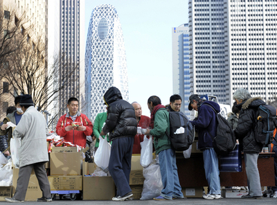 新宿中央公園で炊き出し、アントニオ猪木氏もラーメンを提供