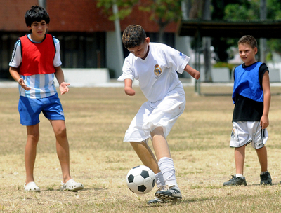 義足の少年が元気にサッカー、パナマ