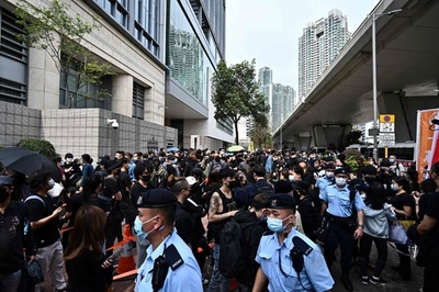 香港、裁判所前でデモ 政治犯の釈放訴える