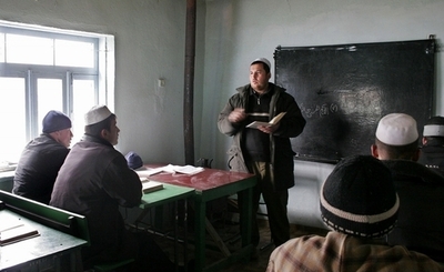 タジキスタンの教員ガイドライン、ひげ禁止だが長靴OK