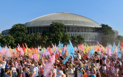 粉まみれで駆け抜ける「レインボー・ラン」、チェコ