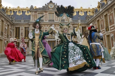 ベルサイユ宮殿で舞踏会 華麗な衣装で750人参加