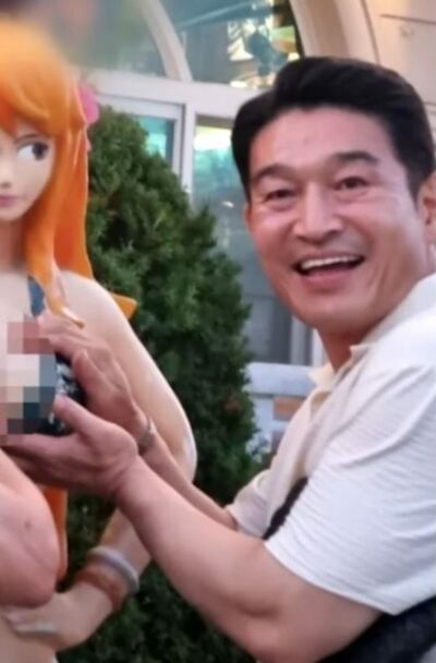韓国「数年に及ぶ」セクハラ疑惑の市議、女性造形物の胸触って笑顔の認証ショット